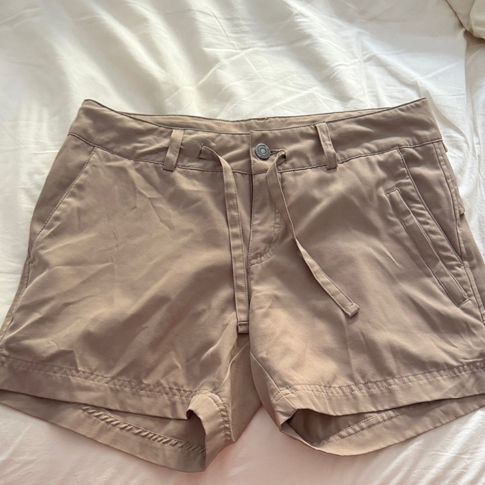Magellan Outdoors Women's Tan Cargo Shorts